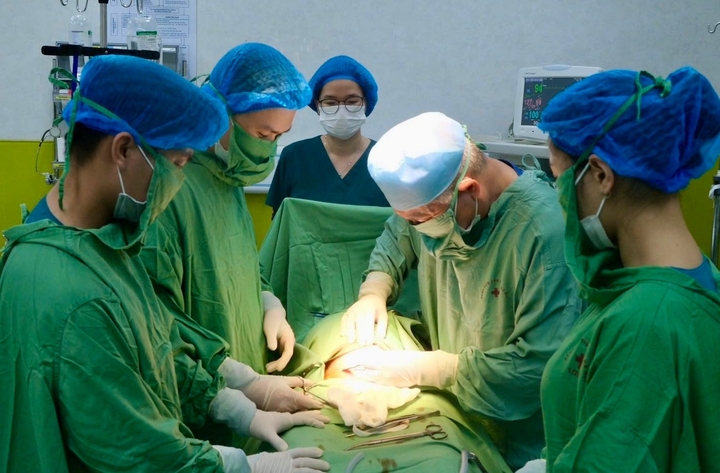 Ê kíp bác sĩ Bệnh viện Phụ sản Hà Nội làm việc trong thời khắc chuyển giao năm cũ và năm mới. (Ảnh: BVCC)