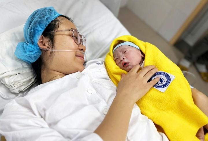 Sản phụ hạnh phúc ôm con trong lòng trong thời khắc bước sang năm mới. (Ảnh: BVCC)