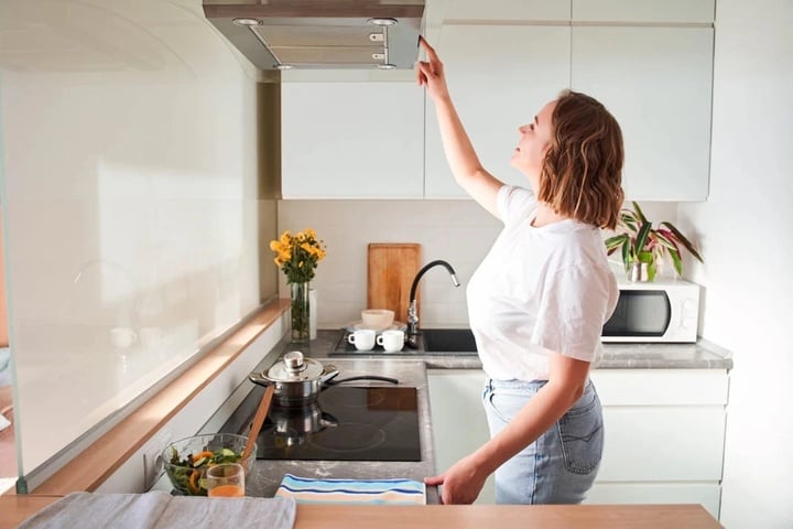 Tại sao khi nấu ăn xong không nên tắt ngay máy hút mùi? (Ảnh: Hauslane)