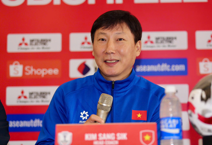 HLV Kim Sang-sik cùng đội tuyển Việt Nam vô địch AFF Cup 2024.