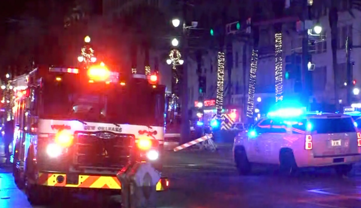 Lực lượng chức năng có mặt tại hiện trường vụ đâm xe và nổ súng đêm giao thừa ở New Orleans. (Ảnh: New York Times)