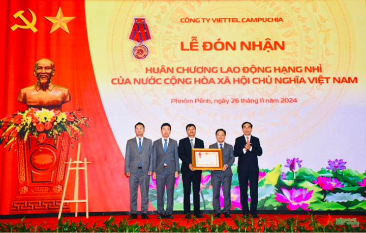 Viettel Campuchia đón nhận Huân chương Lao động hạng Nhì của Việt Nam.