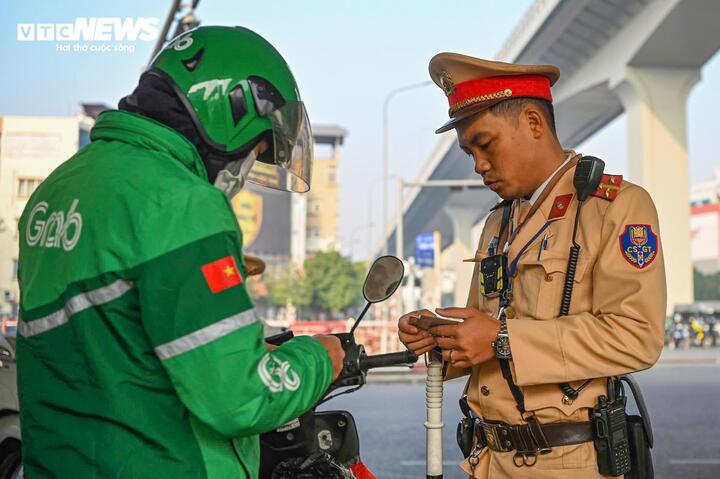 Tài xế N.T.T. (huyện Thường Tín, Hà Nội) vi phạm lỗi đi vào đường ngược chiều, không chấp hành hiệu lệnh của đèn tín hiệu giao thông tại điểm giao cắt. Khi bị CSGT xử phạt, nam tài xế phân trần, do vội đi giao hàng nên cố phóng vào đường ngược chiều cho nhanh. "Do không nắm được quy định mức phạt mới nên tôi chủ quan. Nếu biết bị phạt đến 5 triệu đồng, gần hết cả tháng lương thì tôi không dám mắc lỗi.", tài xế T. nói.