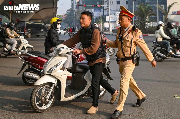 Trung tá Nguyễn Ngọc Thuyên, Phó đội trưởng Đội CSGT Đường bộ số 15 - Tổ trưởng tổ công tác đặc biệt số 9, cho biết lực lượng CSGT không chỉ xử lý nghiêm các hành vi vi phạm mà còn tăng cường tuyên truyền, hướng dẫn để người dân hiểu rõ hơn các quy định mới, việc áp dụng mức phạt tăng nặng không chỉ có tính răn đe mà còn tạo sức ép để người tham gia giao thông phải thay đổi thói quen.