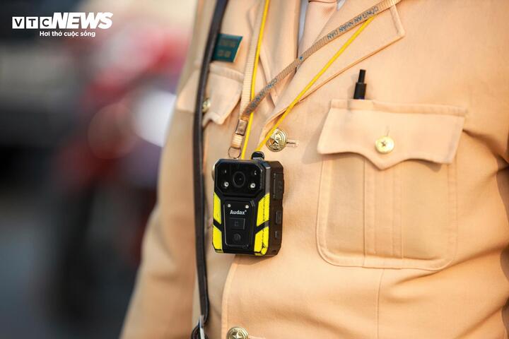 Lực lượng cảnh sát làm nhiệm vụ được trang bị hệ thống camera gắn ngực ghi lại quá trình công tác.