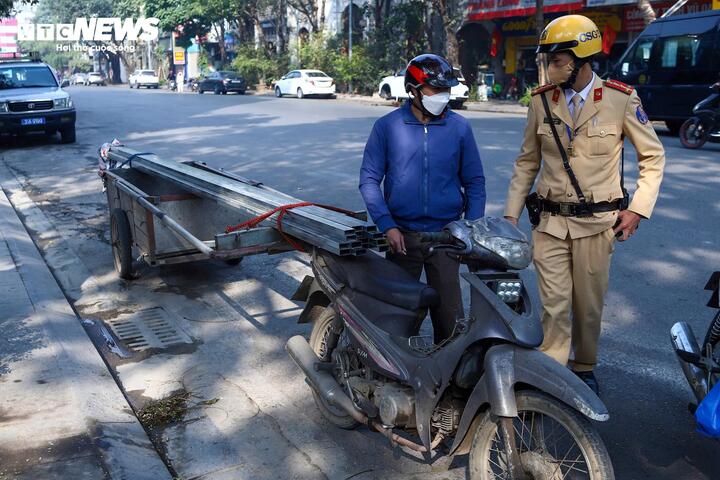Cảnh sát giao thông Hà Nội xử phạt nhiều tài xế chở hàng cồng kềnh bằng xe máy sáng 1/1.