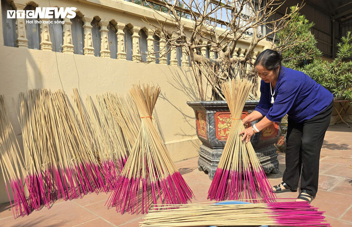Bà Thi phơi những bó tăm để tránh bị mọt khi se hương.