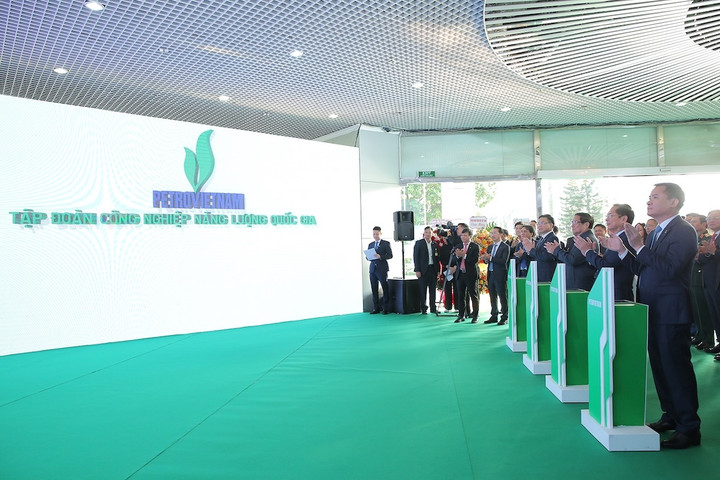 Thủ tướng Phạm Minh Chính, Phó Thủ tướng Bùi Thanh Sơn cùng lãnh đạo Petrovietnam thực hiện nghi thức chuyển dịch Tập đoàn Công nghiệp Năng lượng Quốc gia.