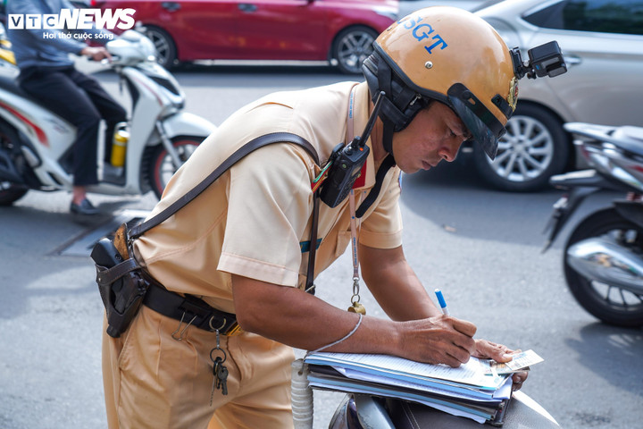 CSGT lập biên bản xử phạt hành chính đối với những trường hợp vi phạm giao thông trên đường Lê Hồng Phong - đường 3/2.