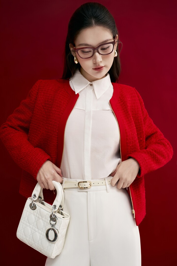 Gam màu đỏ đại diện cho sự mạnh mẽ và quyến rũ. Những chiếc đầm thanh lịch, áo vest màu đỏ phối cùng sơ mi trắng sẽ là điểm nhấn hoàn hảo cho các quý cô muốn thể hiện phong cách cá nhân nổi bật, đặc biệt trong những dịp lễ hội hay các buổi gặp mặt quan trọng.