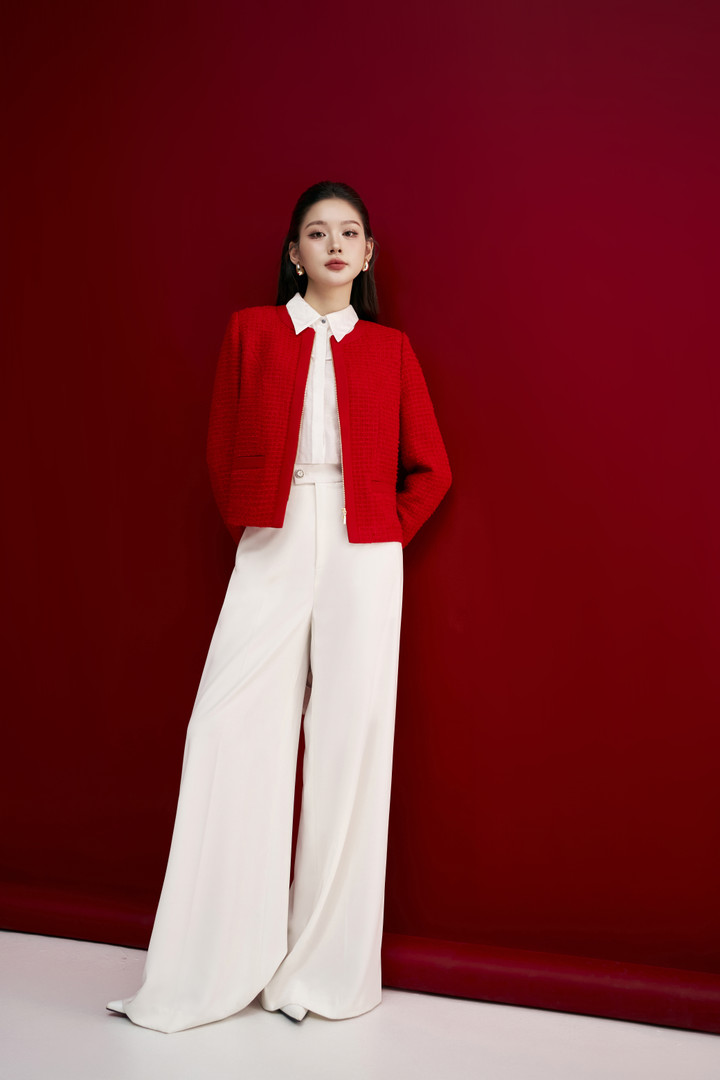 Với sắc đỏ rực rỡ, đen huyền bí, trắng thanh thoát và xanh dương thanh lịch, những thiết kế công sở này khéo léo pha trộn nét cổ điển và hiện đại.