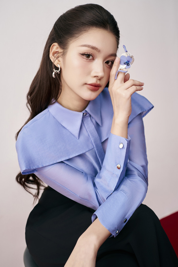 Màu xanh dương vừa mang đến cảm giác thư giãn, vừa thể hiện sự điềm tĩnh và trang trọng. Được xem là màu sắc của sự tự tin và trí tuệ, xanh dương rất phù hợp với những quý cô yêu thích sự nhẹ nhàng nhưng vẫn muốn thể hiện sự tinh tế và thời thượng.