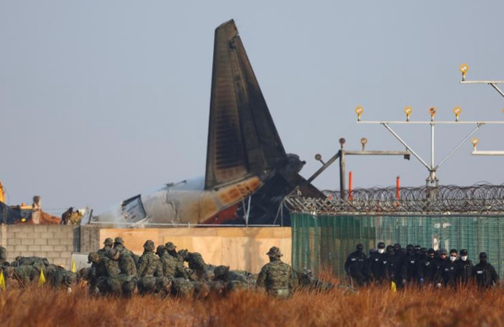 Quân đội Hàn Quốc tìm kiếm gần hiện trường máy bay rơi. (Ảnh: Yonhap)