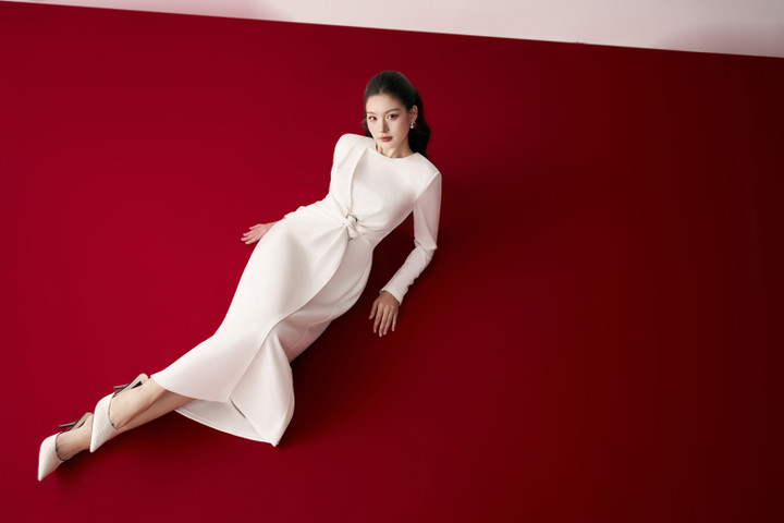 Gợi ý trang phục công sở cho quý cô trong mùa lễ hội - 11