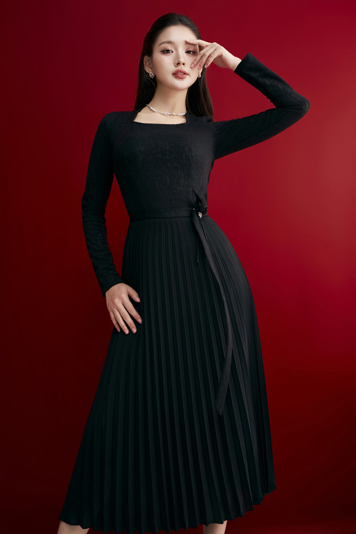 Các thiết kế trong bộ sưu tập này chú trọng sự kết hợp giữa tối giản và sáng tạo, giúp các quý cô thể hiện cá tính mà vẫn giữ được nét thanh nhã của trang phục công sở.