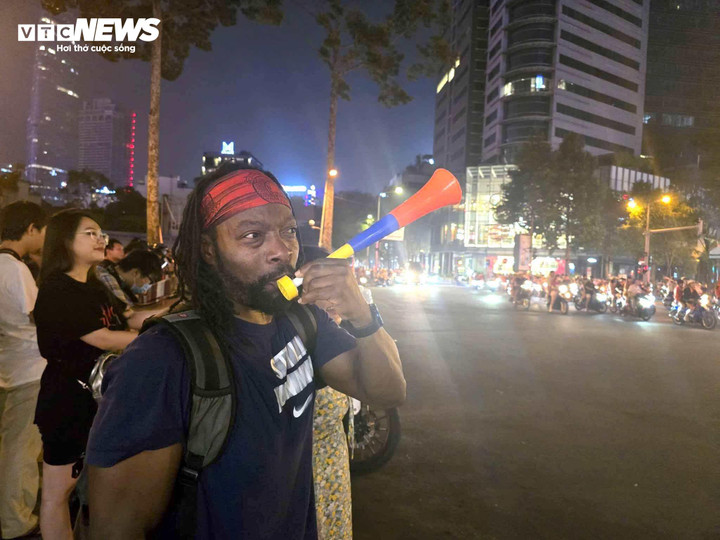 Khách nước ngoài hoà chung không khí chiến thắng với người hâm mộ Việt Nam.