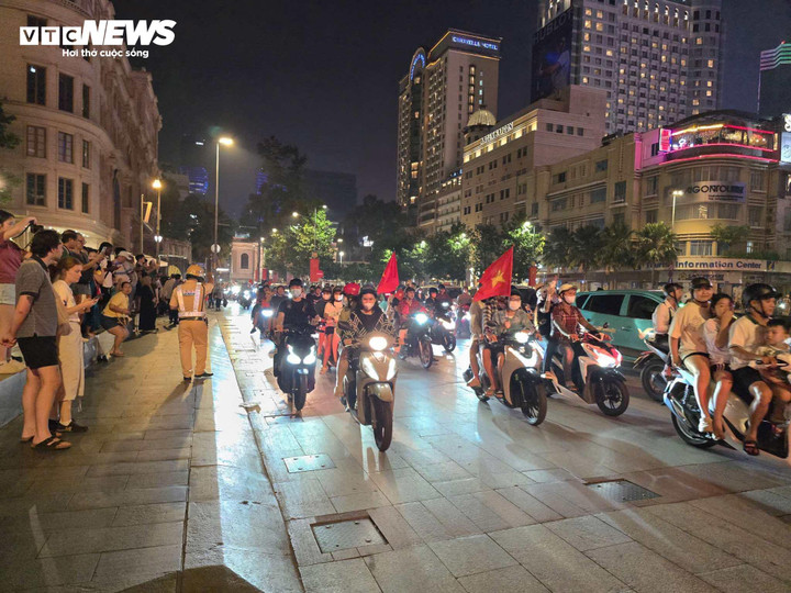 Các cổ động viên hò reo ăn mừng cùng tiếng kèn trống rộn vang.