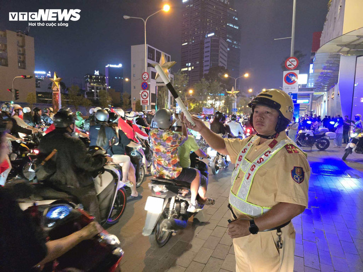 Người dân xuống đường 'đi bão' mừng tuyển Việt Nam thắng Thái Lan - 14