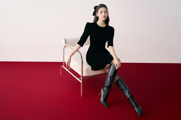 Lấy cảm hứng từ hình ảnh một quý cô hiện đại, tự tin và năng động như Ruby Rose, bộ sưu tập "Ruby Rose" không chỉ tập trung vào yếu tố thanh lịch mà còn khẳng định phong cách cá nhân mạnh mẽ của mỗi người phụ nữ.