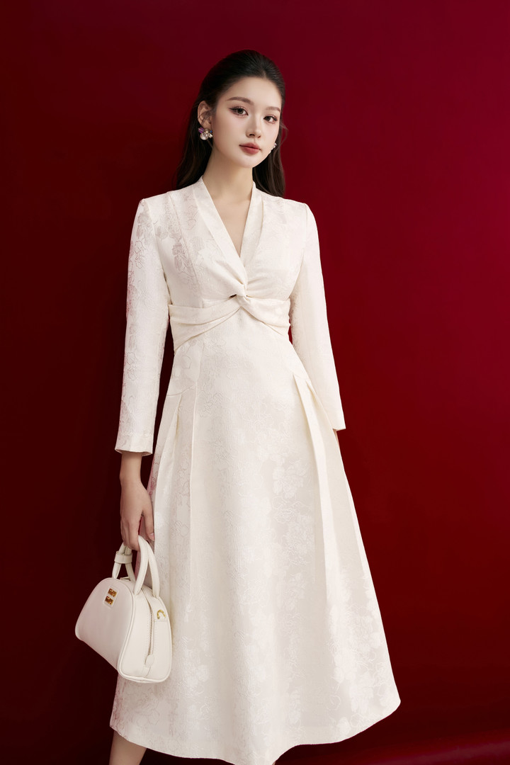 Gợi ý trang phục công sở cho quý cô trong mùa lễ hội - 13