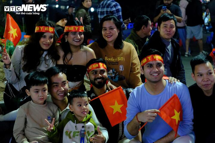 Người dân xuống đường 'đi bão' mừng tuyển Việt Nam thắng Thái Lan - 9