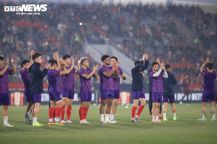 Các cầu thủ Việt Nam khởi động. Ảnh: Đắc Huy.