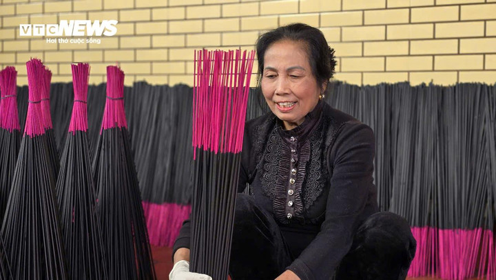 Bà Ngô Thị Bảy bên những sản phẩm của quê hương.