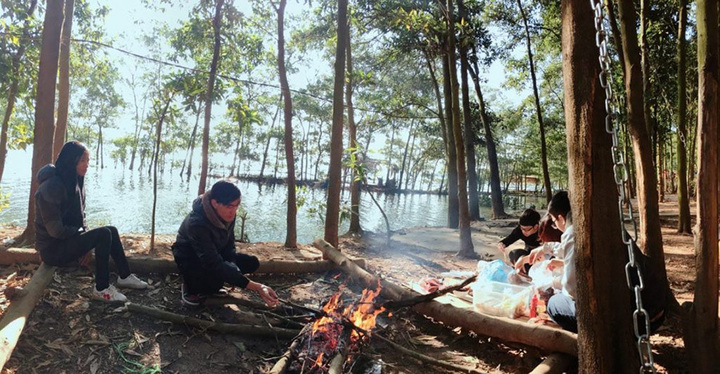 My Hill nằm bên cạnh hồ Đồng Quan.