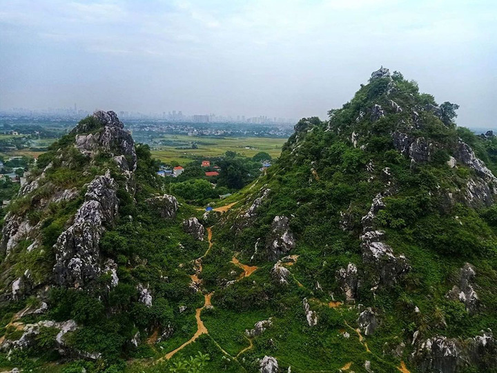 Núi Trầm với địa hình độc đáo, ấn tượng, hứa hẹn sẽ là hành trình trekking cắm trại hấp dẫn dành cho những bạn trẻ đam mê chinh phục.