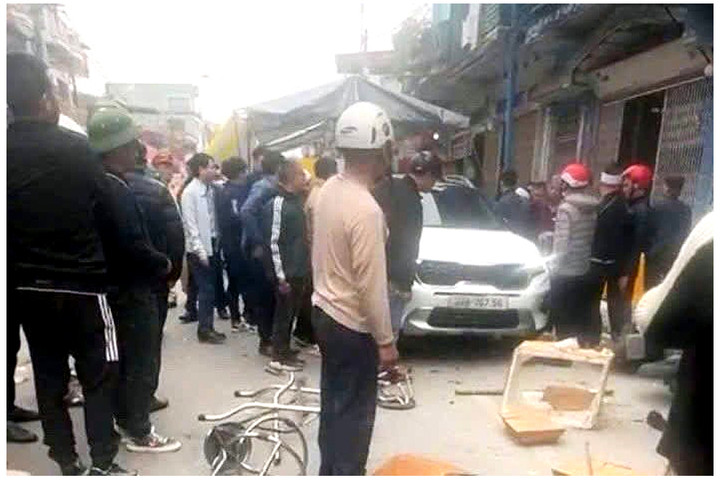 Chiếc xe ô tô lao thẳng vào đám tang ở Hải Dương khiến nhiều người bị thương. (Ảnh: TTXVN)