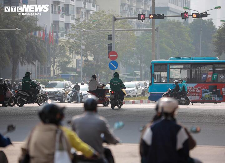 Sở GTVT Hà Nội rà soát, yêu cầu khắc phục tình trạng đèn tín hiệu "đang xanh bất ngờ đỏ".