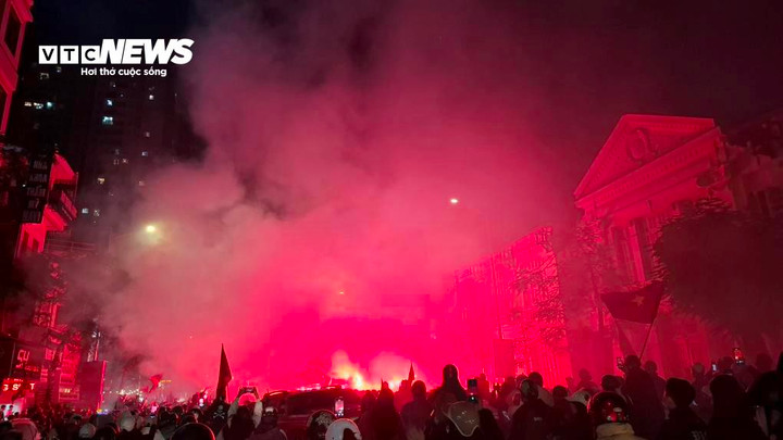 Không khí ăn mừng chiến thắng bên ngoài sân vận động Lạch Tray, Hải Phòng.