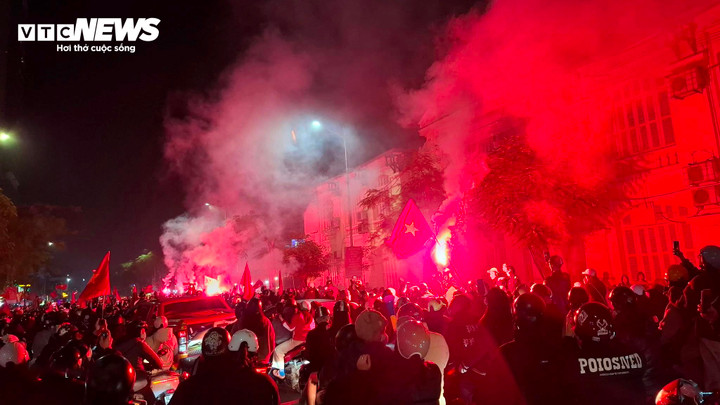 Tại Hải Phòng, ngay khi tiếng còi mãn cuộc của trọng tài vang lên, các cổ động viên trên sân vận động Lạch Tray hò reo ăn mừng, một số người đã đốt pháo sáng.