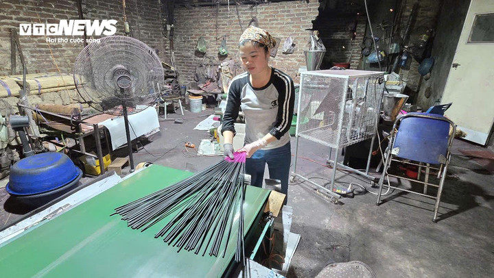 Người dân làng Chóa ứng dụng máy móc vào sản xuất hương đen.