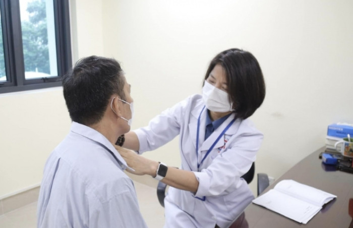 Bác sĩ thăm khám cho người bệnh. (Ảnh minh hoạ: Bệnh viện K)