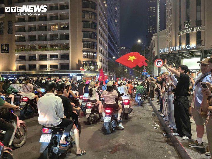 Tại trận đấu tối nay, Xuân Son đã lập cú đúp vào lưới Thái Lan, mang về chiến thắng tuyệt vời cho tuyển Việt Nam.