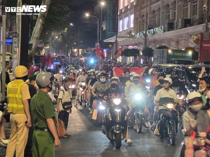 Tại Quận 1, TP.HCM, lúc hơn 22h, dòng người ùn ùn xuống đường ăn mừng chiến thắng của cầu thủ Xuân Son và đồng đội.