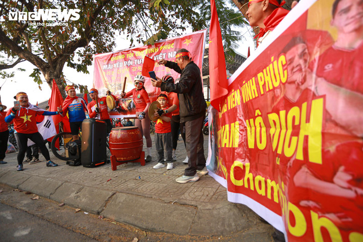 CĐV Việt Nam có mặt tại sân vận động Việt Trì. Ảnh: Đắc Huy