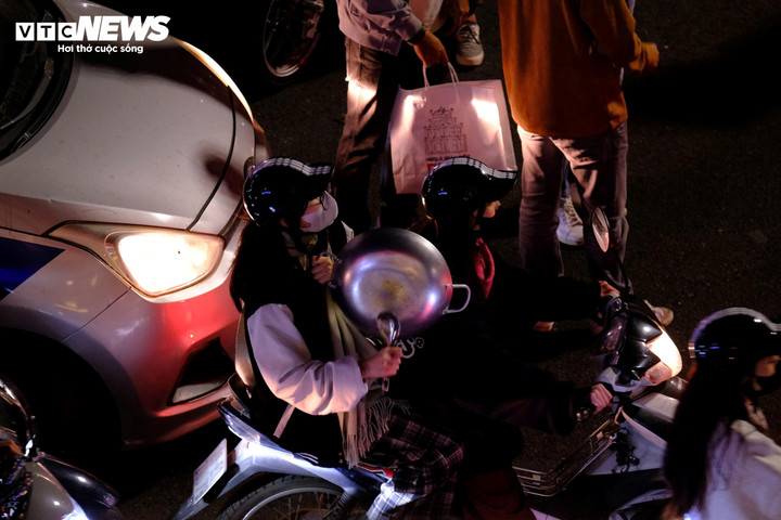 Cổ động viên mang theo cả xoong chảo để gõ, tạo không khí hoạt náo khắp nơi.