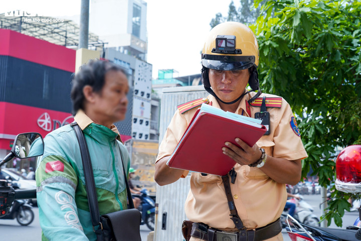 Tài xế xe công nghệ khóc mếu khi nghe CSGT thông báo mức phạt theo Nghị định 168.