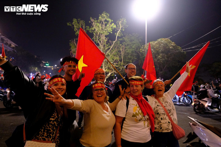 Du khách nước ngoài hoà chung niềm vui chiến thắng.