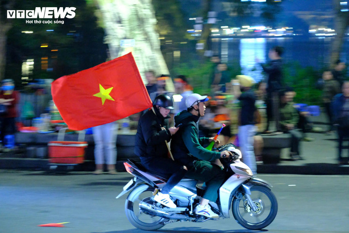 Người dân xuống đường 'đi bão' mừng tuyển Việt Nam thắng Thái Lan - 5