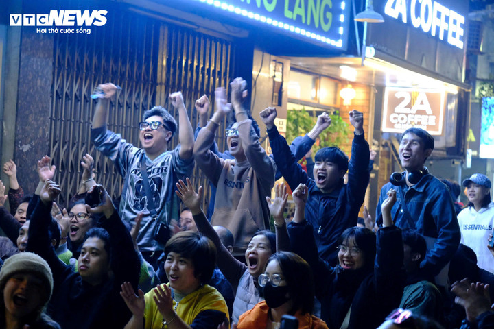 Người dân xuống đường 'đi bão' mừng tuyển Việt Nam thắng Thái Lan - 6