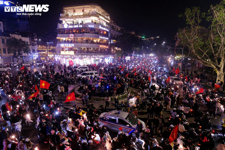 Các tuyến phố khu vực quảng trường Đông Kinh Nghĩa Thục tắc nghẽn.