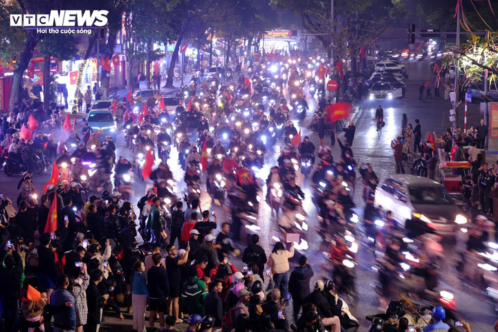 Người dân xuống đường 'đi bão' mừng tuyển Việt Nam thắng Thái Lan - 3