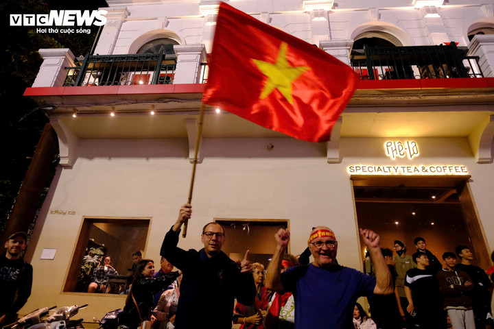 Người dân xuống đường 'đi bão' mừng tuyển Việt Nam thắng Thái Lan - 7