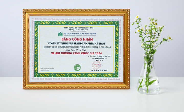 FrieslandCampina Hà Nam được trao bằng chứng nhận cho những đóng góp tích cực về môi trường.