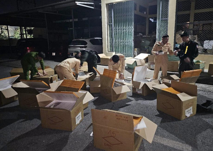 Lực lượng CSGT Công an tỉnh Hà Tĩnh đang thực hiện kiểm tra số màn hình điện thoại không có hoá đơn chứng từ. (Ảnh: CA Hà Tĩnh)