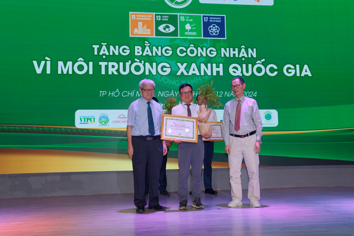 Ông Mai Văn Nghĩa, Phó Tổng Giám đốc FrieslandCampina Việt Nam (giữa), nhận Bằng công nhận “Vì môi trường xanh Quốc gia 2024”.