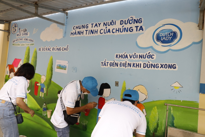 “Ngày vì cộng đồng FrieslandCampina” tuyên truyền về bảo vệ môi trường xanh cho các em học sinh tiểu học.